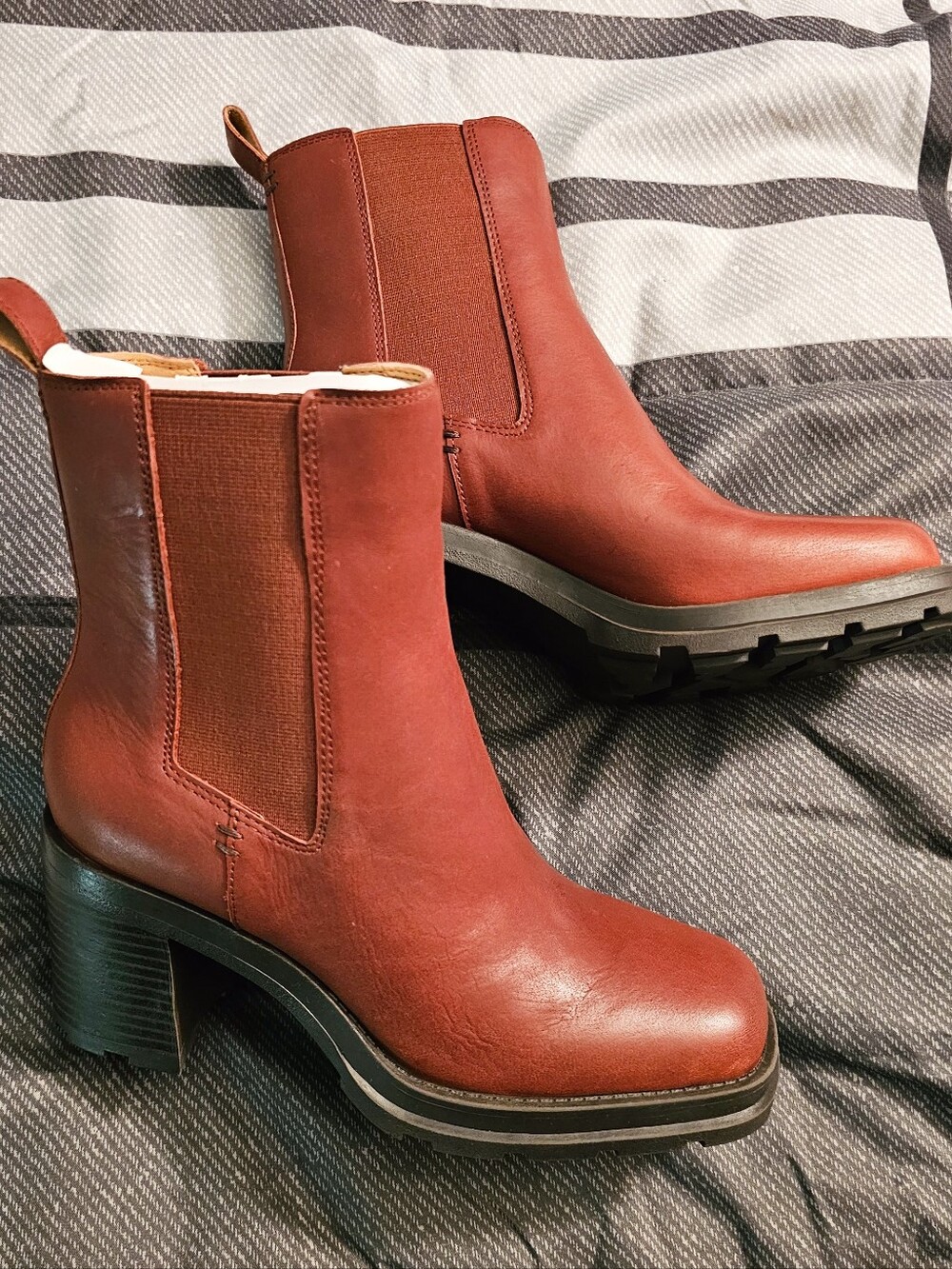 New Crown Vintage Dilana Chelsea Block Heel Boot Size 7M - Picture 2 of 6